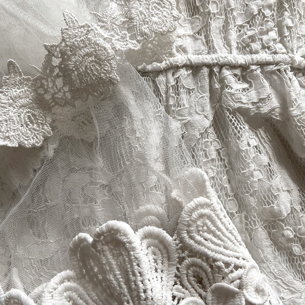 Lace romper with zip on the back